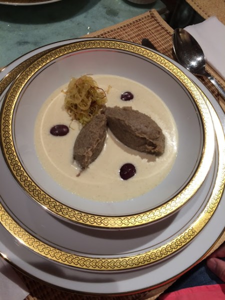 creme-de-amendoas-e-quenelle-de-cogumelos