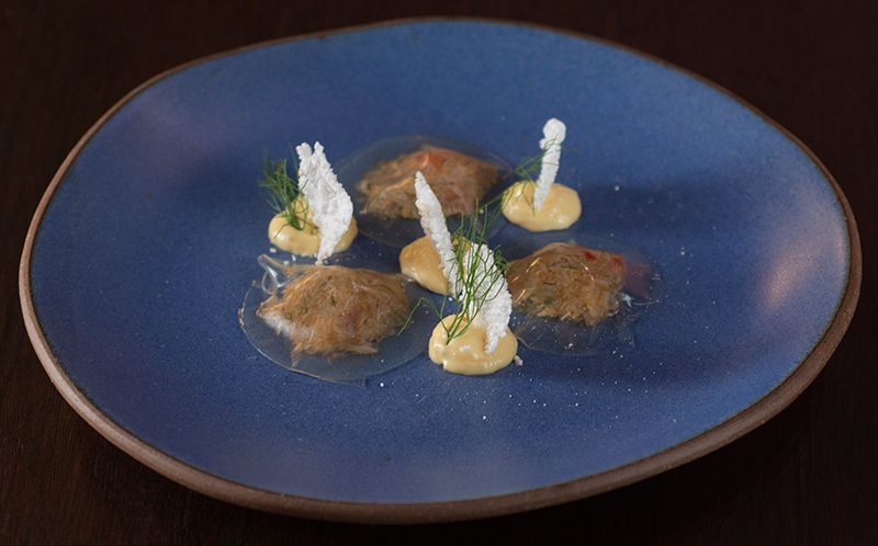 Ravióli de vinho branco recheado com caranguejo e emulsão de bacuri