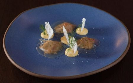 Ravióli de vinho branco recheado com caranguejo e emulsão de bacuri