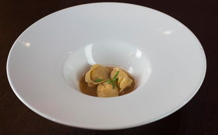 Tortellini de camarão em caldo asiático