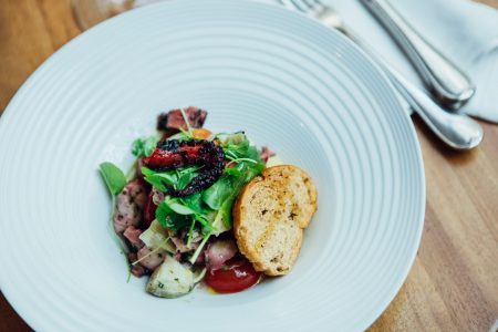 salada de polvo com alcachofra