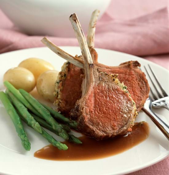 costeletas de cordeiro e aspargos